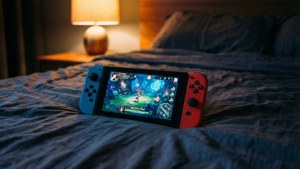 床上的紅藍色Nintendo Switch，附近有一盞亮著的燈。