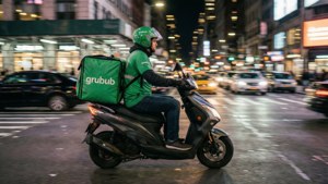 Grubhub送貨騎手在滑板車上夜間穿梭繁忙城市街道