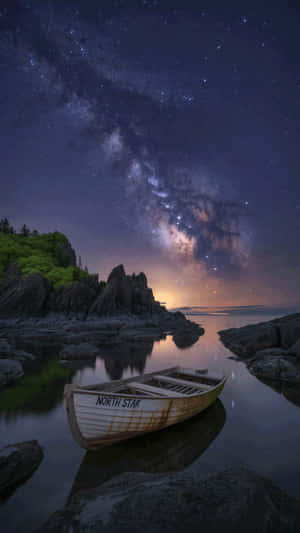一艘名為北極星的小船在岩石環繞的海灣中靜靜漂浮，上方是星光閃爍的夜空。