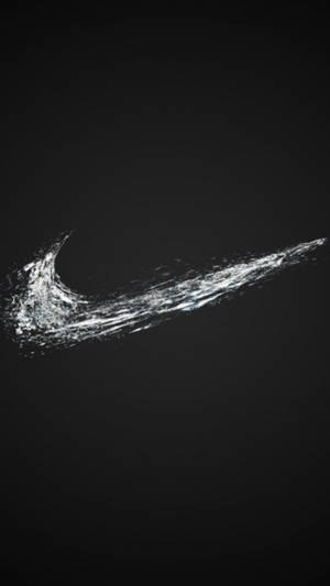 由水組成的Nike剔號標誌，黑色背景