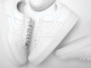 簡約工作室拍攝中的白色Nike Air Force 1運動鞋。