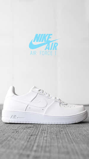 木地板上的白色Nike Air Force 1運動鞋，上方有藍色Nike標誌。