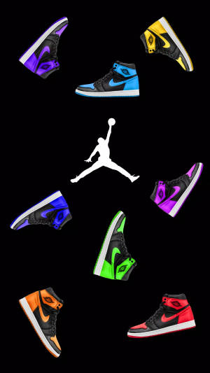 七雙彩色 Jordan 1 運動鞋圍繞黑色背景上的白色 Jumpman 標誌排列。