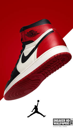 Air Jordan 1 運動鞋，帶有 Jumpman 標誌，背景為紅白色。