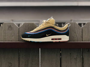 木柵欄上的Nike Air Max 97運動鞋