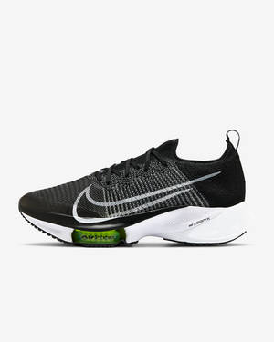 帶有綠色ZoomX緩震和銀色Swoosh標誌的黑色Nike跑鞋。