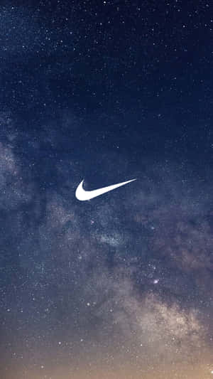 Nike標誌置於星空夜空中央，銀河可見。