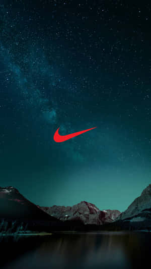 紅色Nike標誌在繁星點點的夜空上，下方是山湖