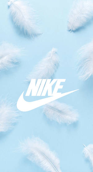 白色羽毛散落在藍色背景上，帶有Nike標誌 — 型格 Nike 壁紙