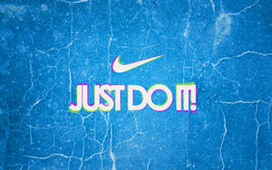 裂紋藍色表面上的 Nike Just Do It 標語 — 型格 Nike 壁紙