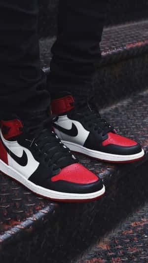 金屬階梯上的黑色、紅色和白色高筒運動鞋。 — Air Jordan GIF 壁紙