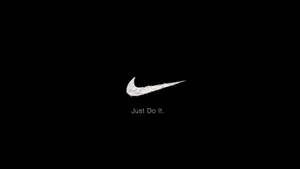 白色Nike勾勾和「Just Do It.」文字在黑色背景上。