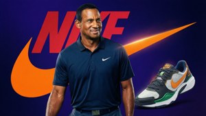 Tiger Woods 身穿深藍色 Nike 馬球衫，旁邊有帶橙色 swoosh 的 Nike 運動鞋，背景為紫色