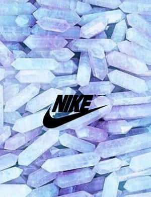 Nike標誌在紫色和藍色水晶場地上
