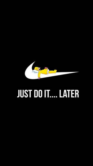荷馬·辛普森躺在Nike勾勾內，文字寫著just do it later。