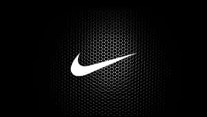 白色Nike swoosh標誌在黑色六角形網格背景上。
