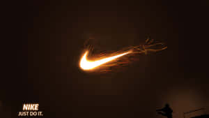 一個熾熱的Nike勾號在夜空中劃過，位於一個奔跑的運動員剪影之上。