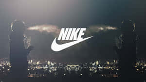兩個人影映襯在明亮的城市天際線前，中央有一個大型Nike標誌。