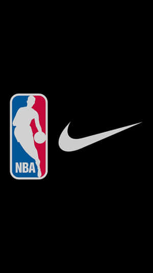 純黑色背景上的 NBA 和 Nike 標誌