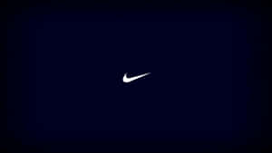 白色Nike swoosh標誌在深藍色背景上