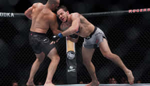 兩名MMA拳手在UFC比賽中於八角籠內陷入纏抱狀態。