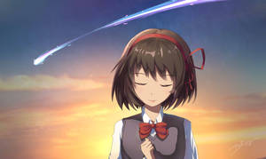 穿著校服的動漫女孩微笑著，彗星飛過夕陽天空。