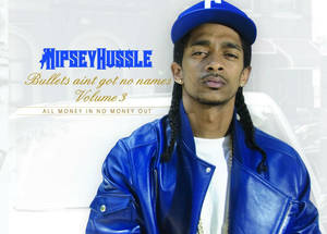 說唱歌手 Nipsey Hussle 身穿藍色皮褸和帽子，帶有專輯文字疊加。