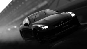 黑色日產GT-R在煙霧瀰漫的隧道中疾馳，車頭燈明亮。
