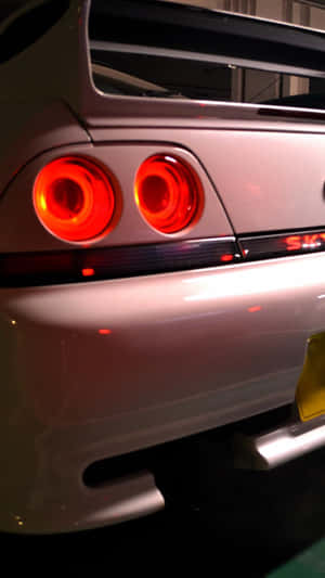夜間銀色跑車帶有發光紅色尾燈。