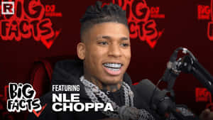 饒舌歌手 NLE Choppa 喺錄音室訪問中戴住 grillz 同鏈條微笑。