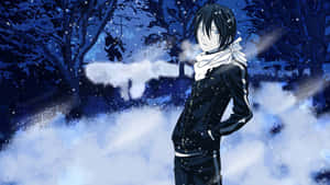 動漫男孩身穿黑色外套和白色圍巾，夜晚站在雪地森林中。