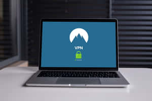 筆記型電腦顯示VPN保護，帶有山脈標誌和綠色鎖圖示。