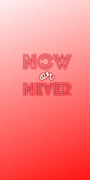 發光霓虹文字在紅色漸變背景上寫著 now or never。