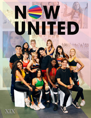一群多元化的年輕表演者穿著運動服為NOW UNITED宣傳擺姿勢。