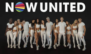 一群穿著白色運動服的年輕表演者為NOW UNITED標誌擺姿勢。