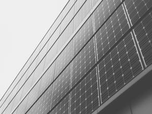 太陽能板覆蓋現代建築物外牆，單色調。 — 黑白 壁紙