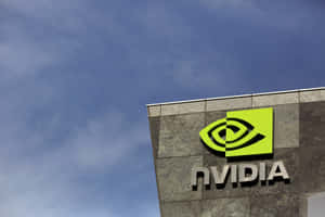 喺有雲嘅藍天下，石建築上嘅NVIDIA企業標誌。