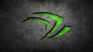 發光綠色NVIDIA標誌在帶有刮痕的深色金屬背景上。