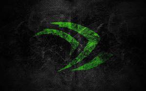 發光綠色NVIDIA標誌在刮痕黑色背景上。