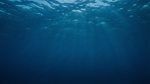 陽光透過海面過濾到深藍色海水中