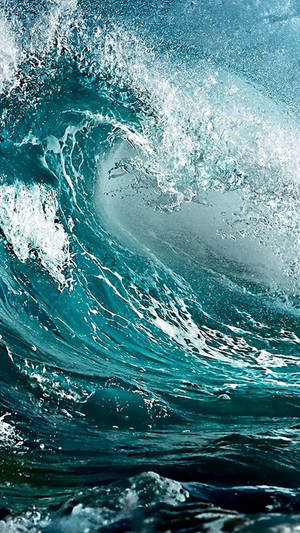 一道巨大的捲曲海浪，帶有綠松色海水和白色泡沫。