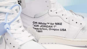 白色Off-White for Nike Air Jordan 1運動鞋，配淺藍色鞋帶和黑色文字。