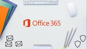 Office 365 標誌在乾淨的辦公桌上，配有辦公用品。