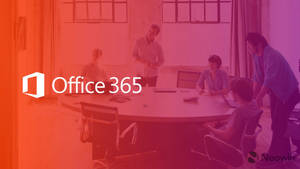 現代辦公室中的團隊會議，帶有紅紫漸層和 Office 365 標誌。 — 辦公室 壁紙