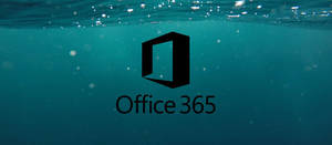 Office 365 標誌沉沒在清澈的藍色水中，光線從上方過濾。