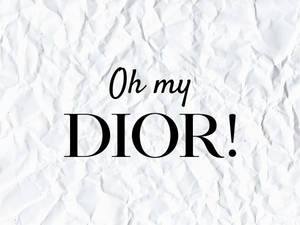 在皺巴巴的白色紙張背景上顯示「Oh my DIOR」的文字圖形。
