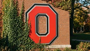 俄亥俄州立大學「O」標誌在磚牆上，帶有常春藤和秋樹