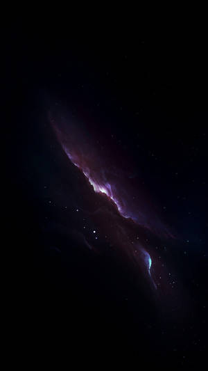 在深空中被星星包圍的發光紫色和藍色星雲。