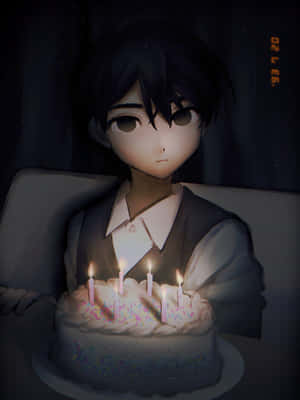 動漫男孩在昏暗的房間裡手持點燃蠟燭的生日蛋糕。