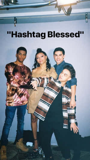 四位年輕人在攝影棚內擺姿勢，牆上有「Hashtag Blessed」字樣。